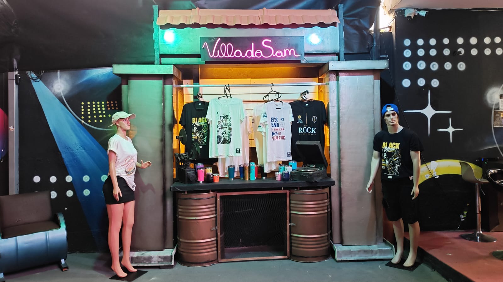 Loja oficial Villa do Som com camisetas das séries Rock, Forró, Piseiro e Villados exibidas em manequins
